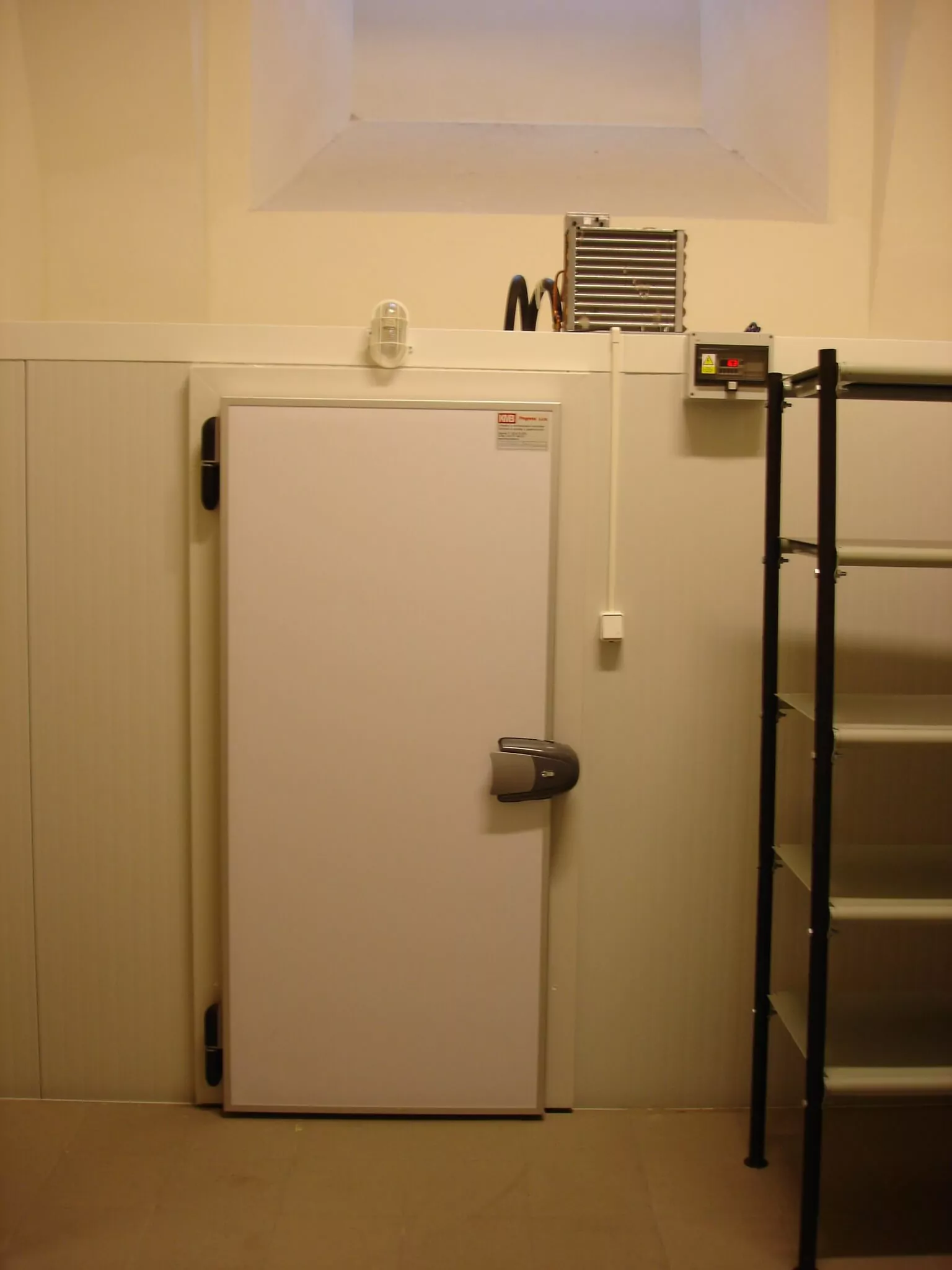 Matfyz v Praze a instalace chladicího boxu na nápoje