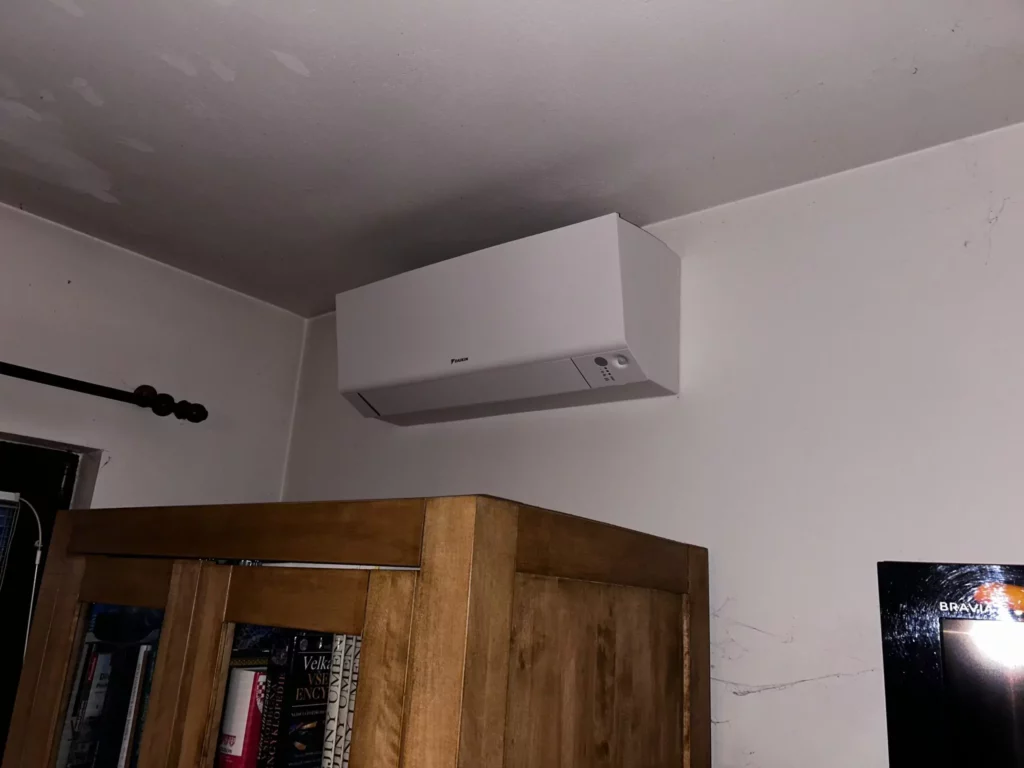 Vnitřní jednotka Daikin Perfera umístěna nad dveřmi