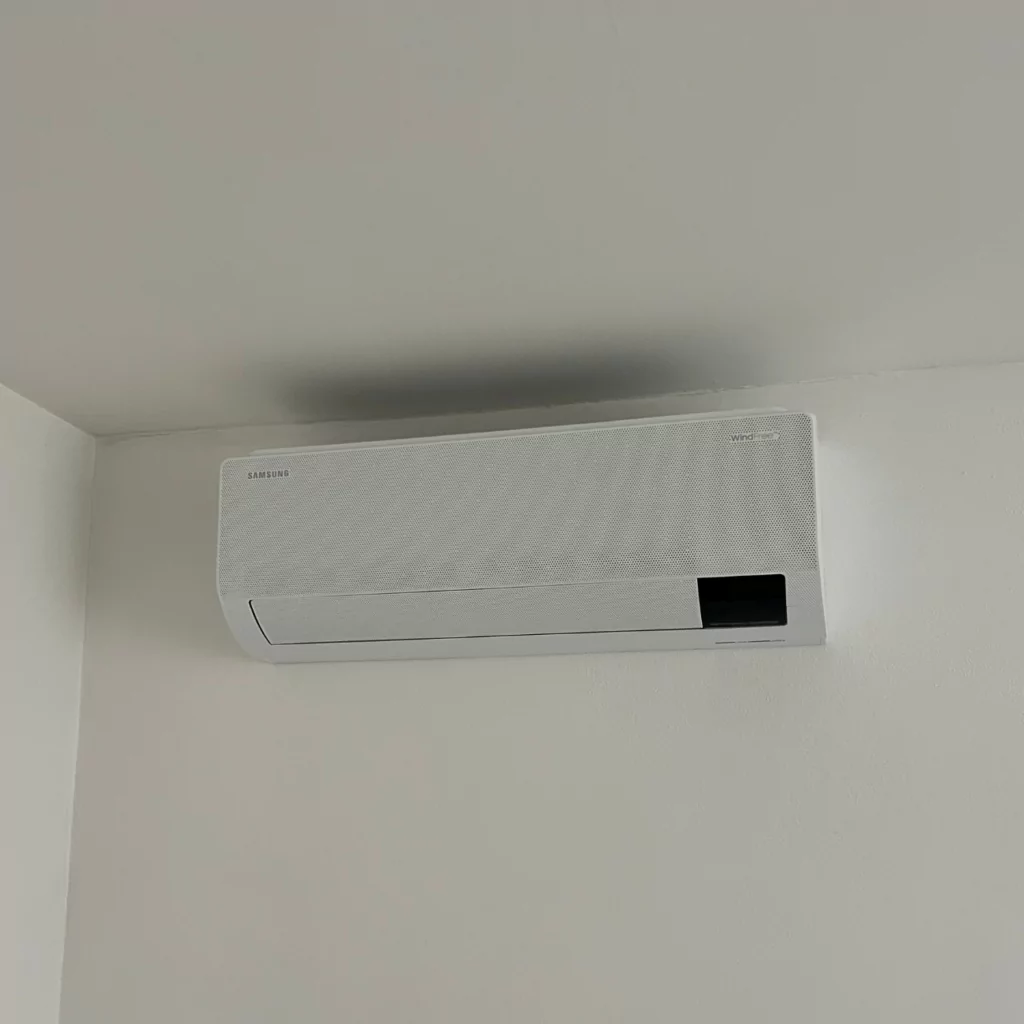 Vnitřní jednotka Samsung WindFree Comfort bílá barva