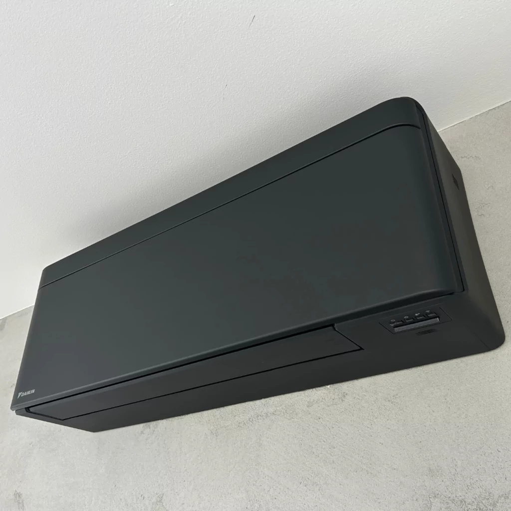 Vnitřní jednotka Daikin Stylish Coanda efektem a technologií Flesh Streamer