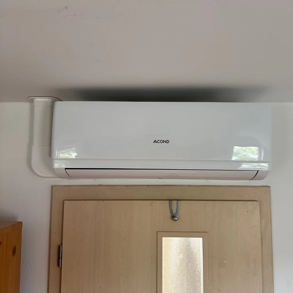 Vnitřní jednotka Acond ASA 2,5 kW bílá umístěna nad dveřmi