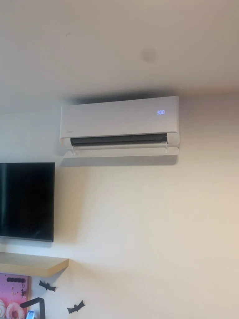 Vnitřní jednotka Midea Breezeless E na stěně v bílé barvě