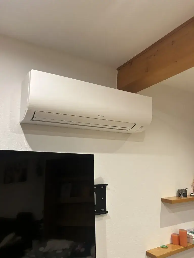 Vnitřní jednotka Daikin umístěná nad průchodem