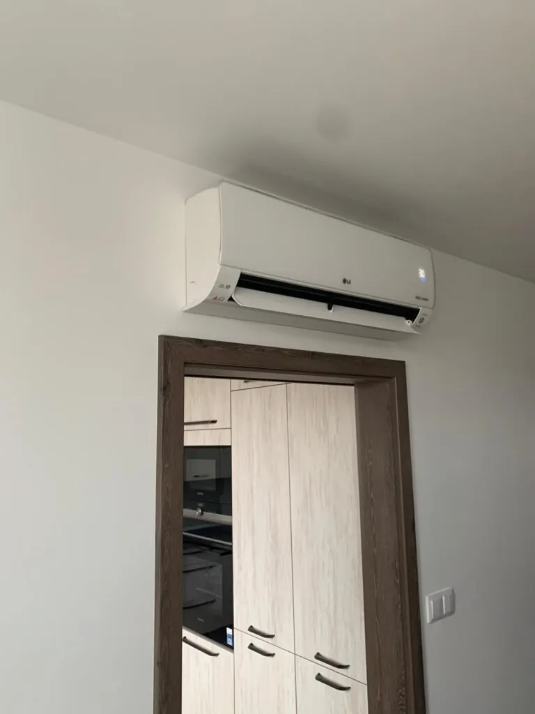 Vnitřní jednotka LG Deluxe nad dveřmi