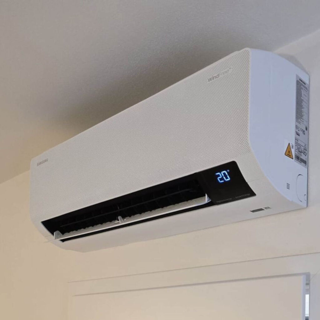 Vnitřní jednotka Samsung WindFree comfort bílá na stěně