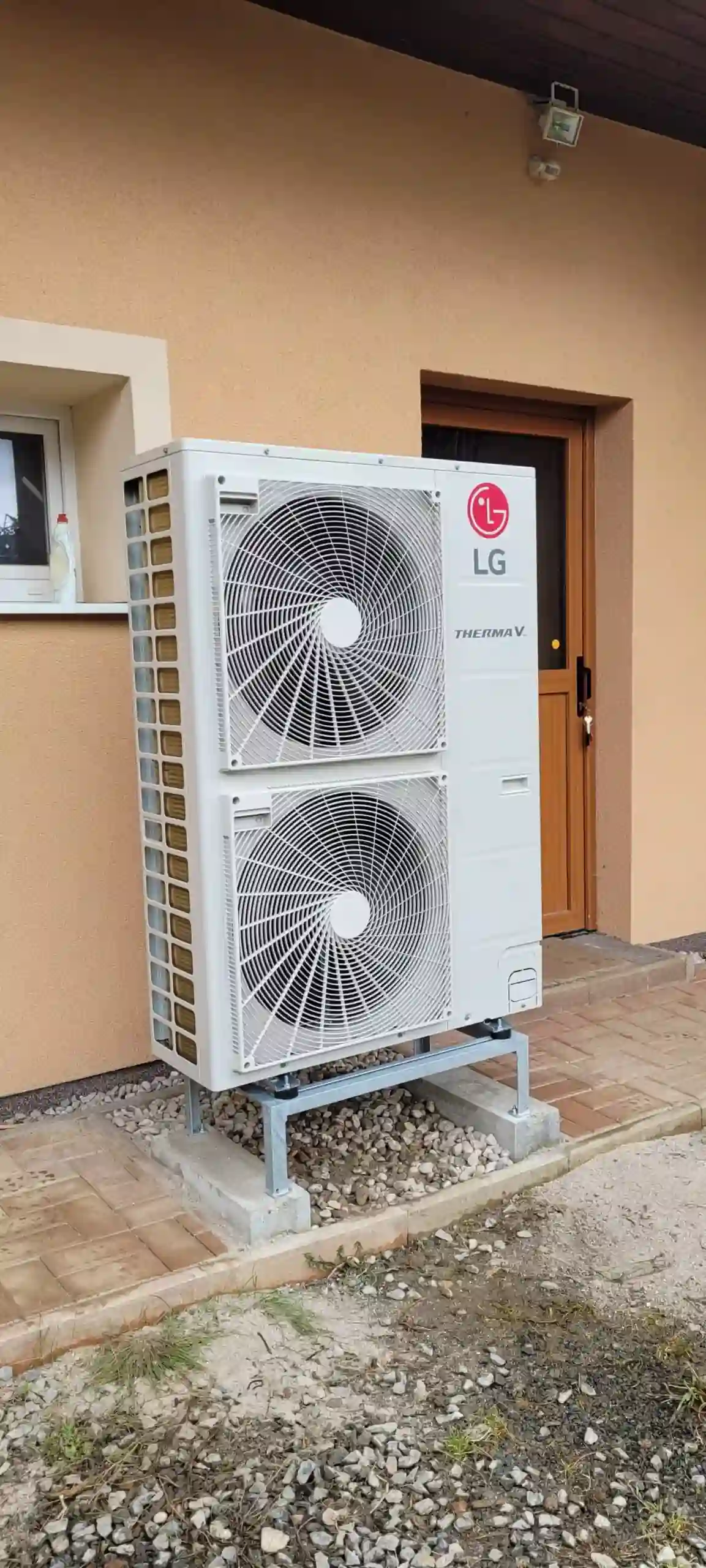 Venkovní jednotka Teplného čerpadlo LG Therma V Měčíně vedle baráku