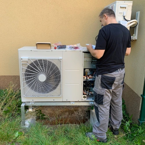 Technik KMB Progress Plzeň montuje venkovní jednotku