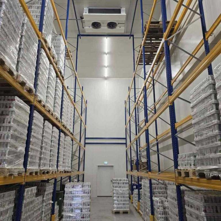 Vnitřek chladicího boxu, paletové regály