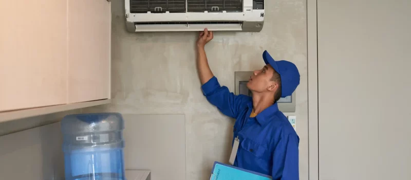 Technik kontroluje Nástěnnou klimatizaci Plzeň