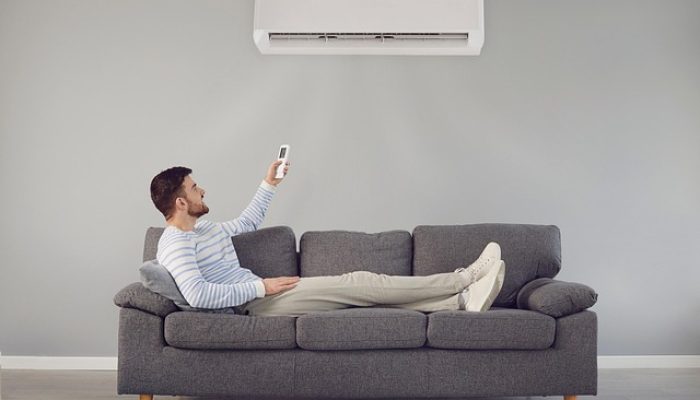 Chlap na pohovce ovládá klimatizaci v Plzni